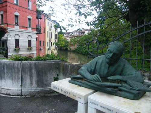 Ponte S Paola with sculpture, Vicenza Italy
